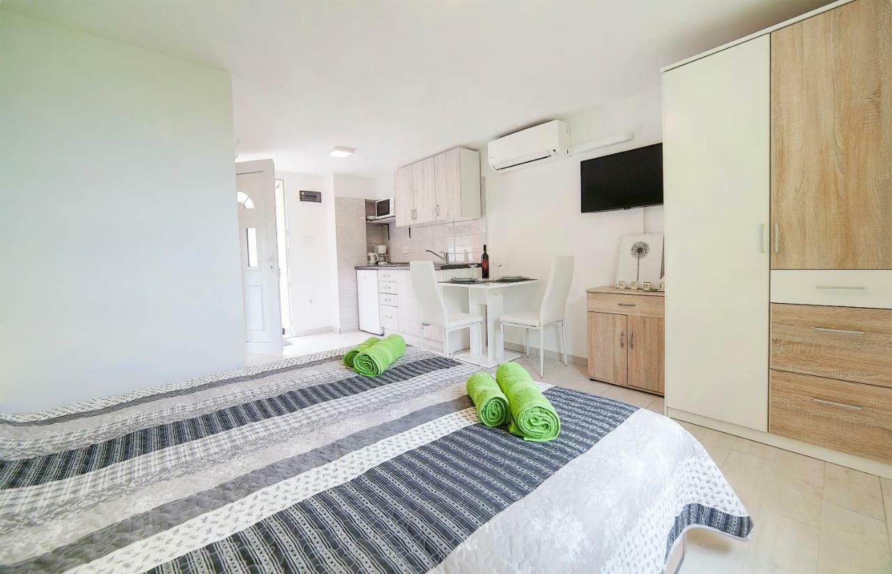 Apartmani Sandra Rovini Moscenice Exteriör bild