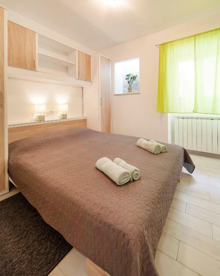 Apartmani Sandra Rovini Moscenice Exteriör bild