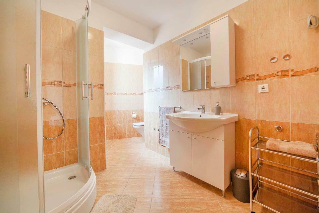Apartmani Sandra Rovini Moscenice Exteriör bild