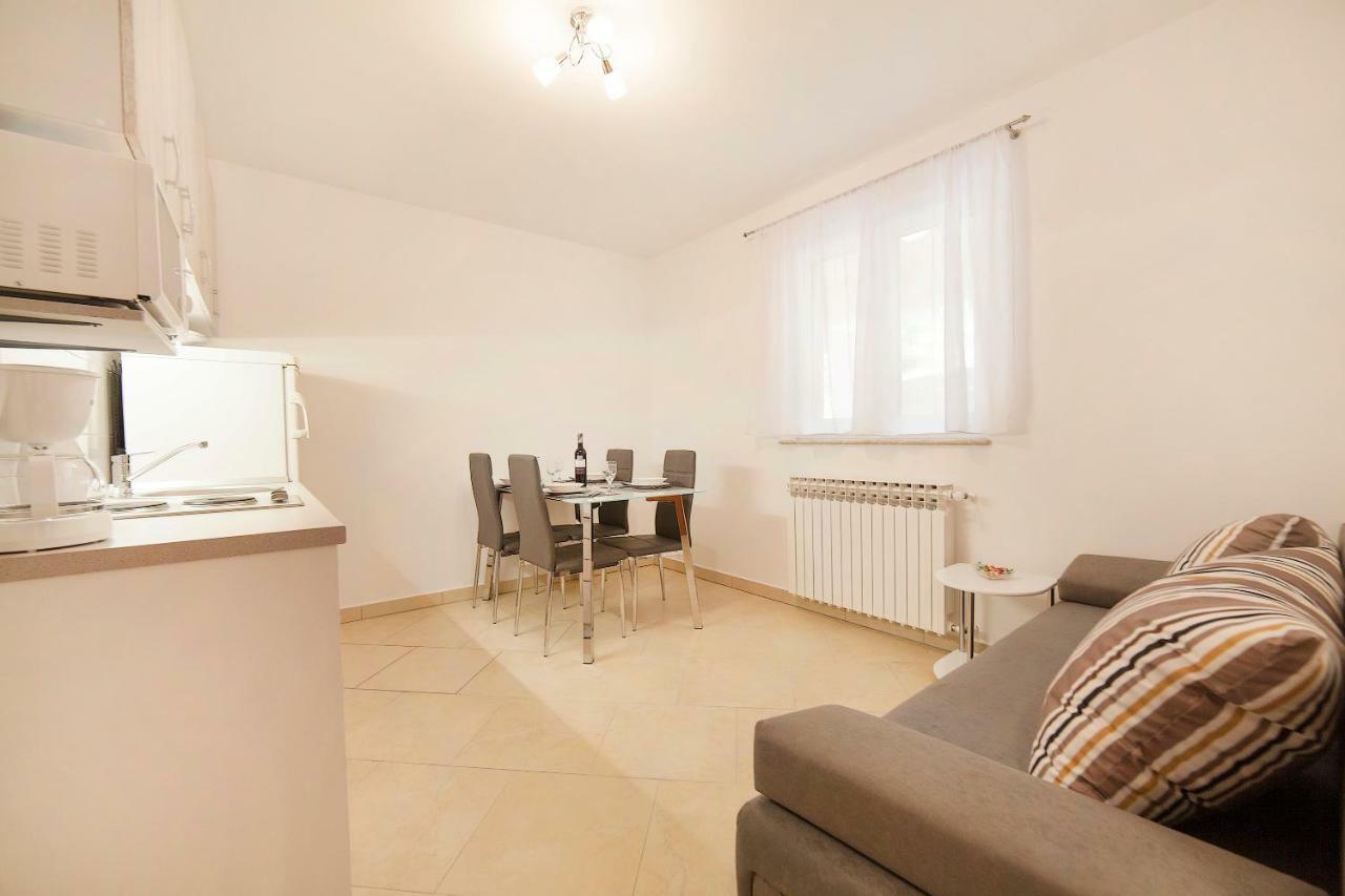 Apartmani Sandra Rovini Moscenice Exteriör bild