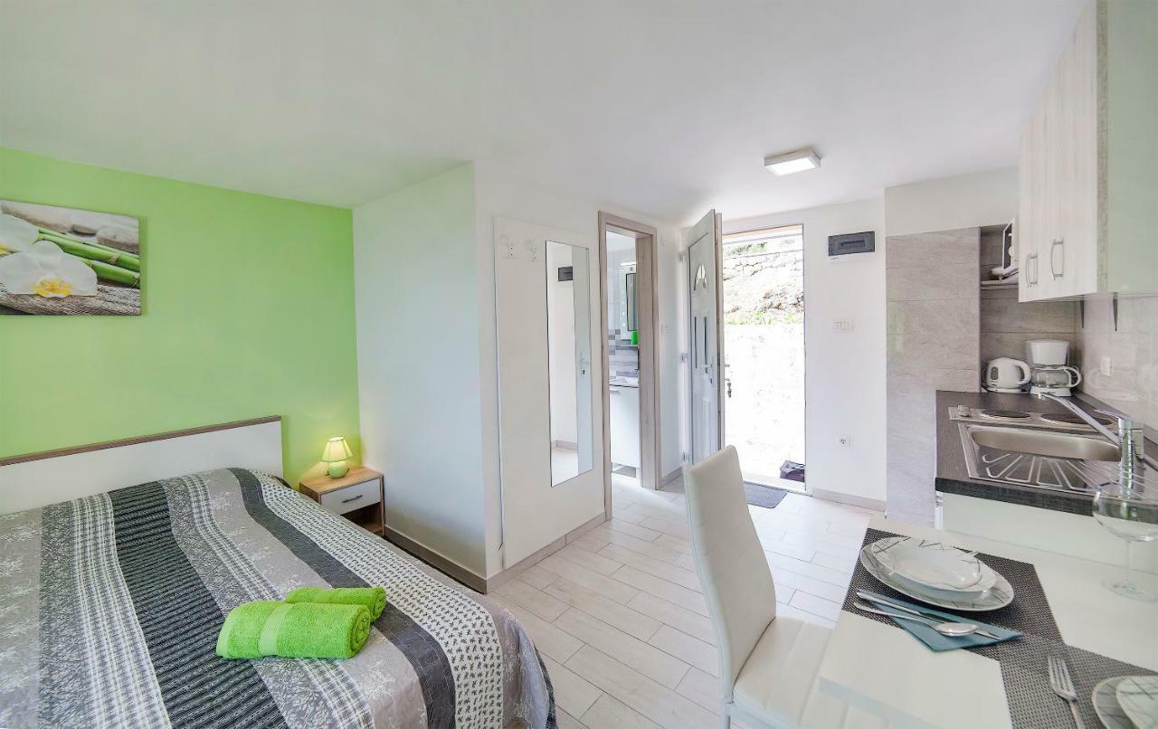 Apartmani Sandra Rovini Moscenice Exteriör bild